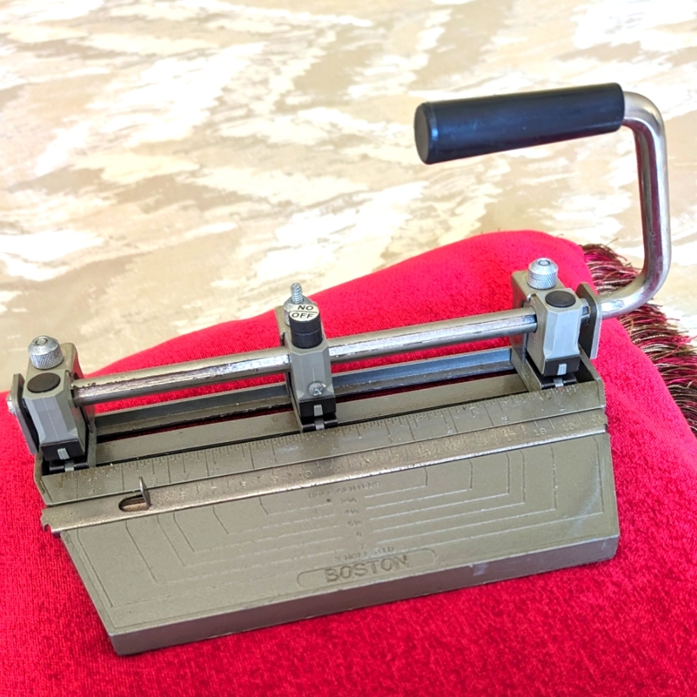 BOSTON 3-HOLE HEAVY DUTY METAL HOLE PUNCH w/ ADJUSTABLE HOLE POSITION